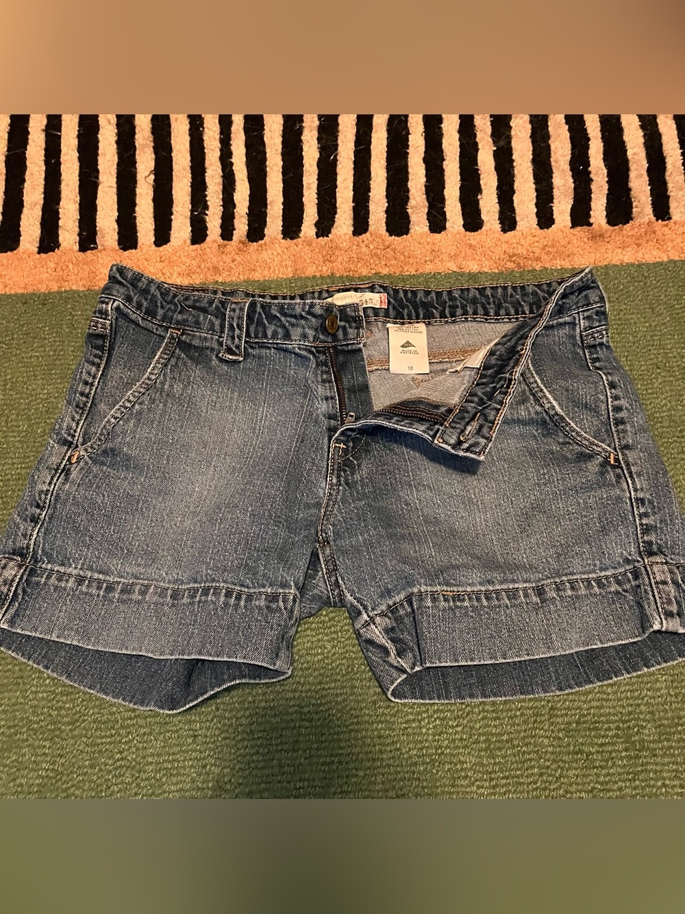 Vintage Levi’s 545 Denim Shorts - Women’s Size 10 - Y2K